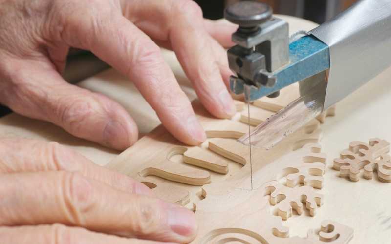 How to cut picture frame patterns with a scroll saw
