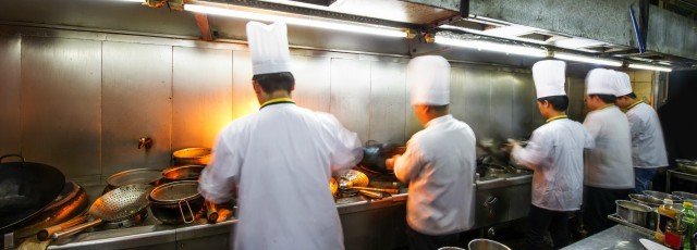 list 3 safety cooking tips