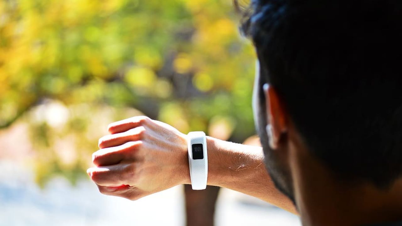 Top 8 Features to Consider When Buying a Fitness Tracker: Comparing Trackers, Calorie Tracking, Step Counts, Sleep Analysis, Heart Rate Monitoring, Wearable Tech for Athletes, GPS Functions, Water Resistance