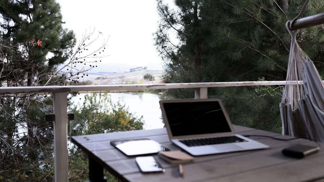 digital nomad advantages and disadvantages