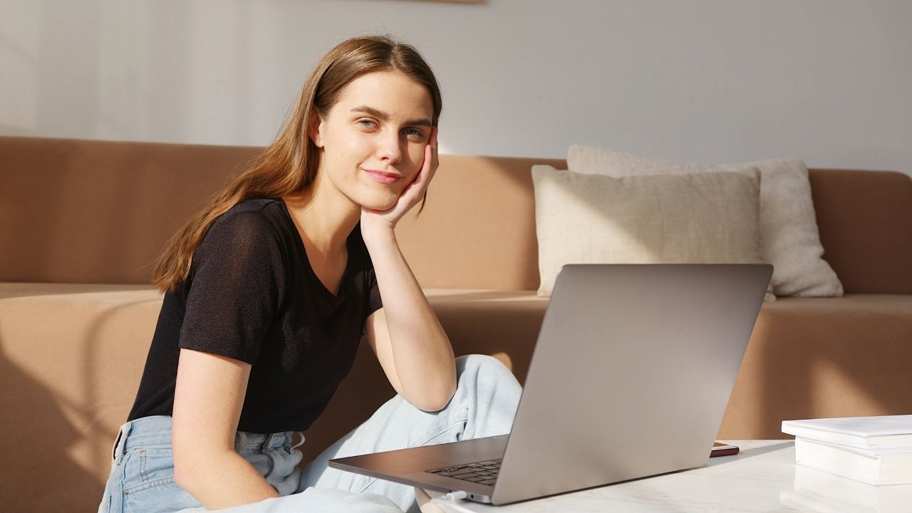 top editor offering digital nomad lifestyle
