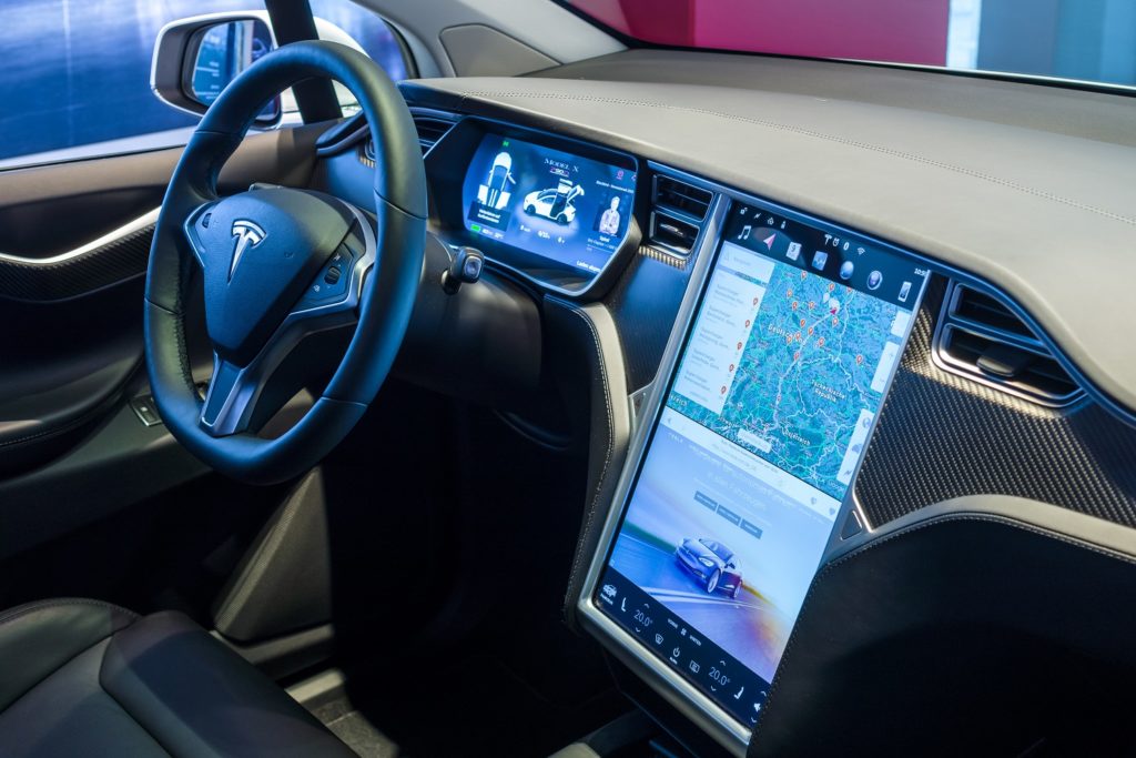 Advantages and Disadvantages of Embedded Connectivity and Telematics in Your Car
