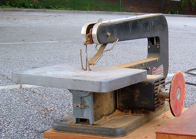 Using a Biscuit Joiner to Construct Furniture
